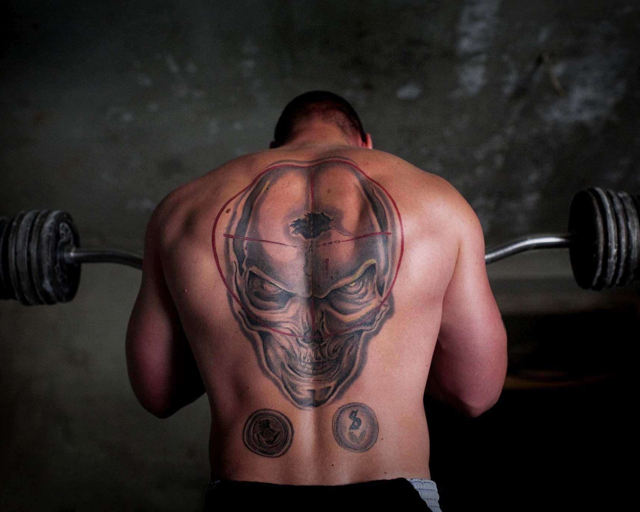 Череп на спине спортсмена