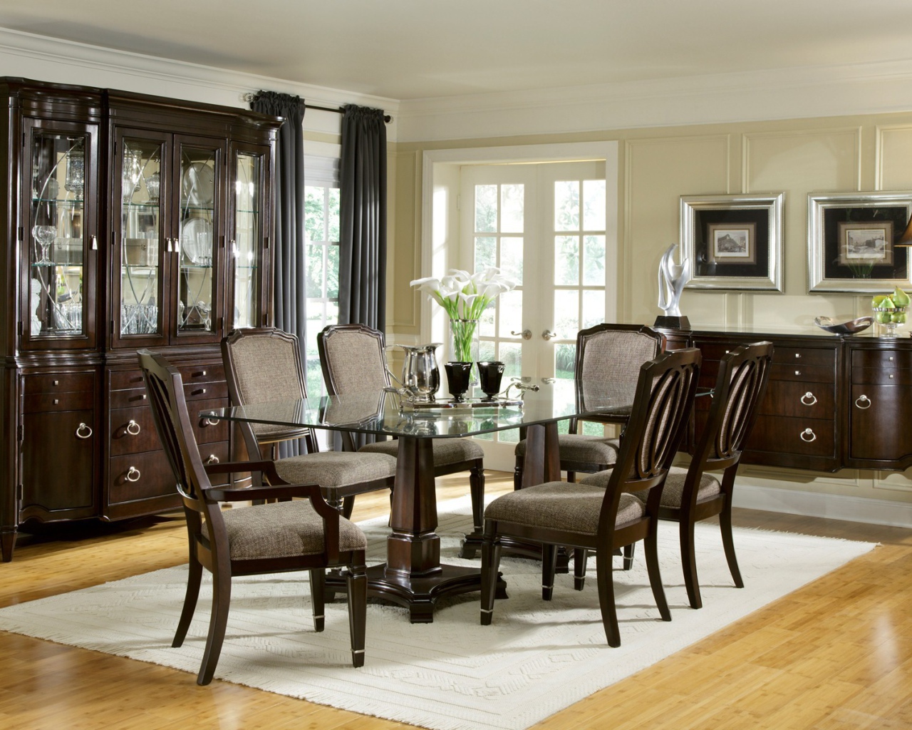 Просторная столовая в доме