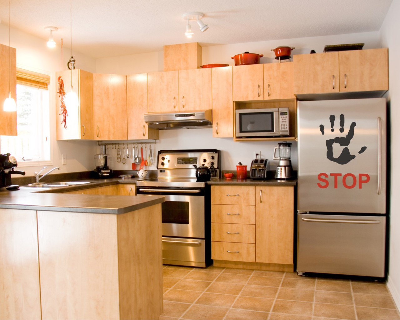 Наклейка на холодильнике в кухне