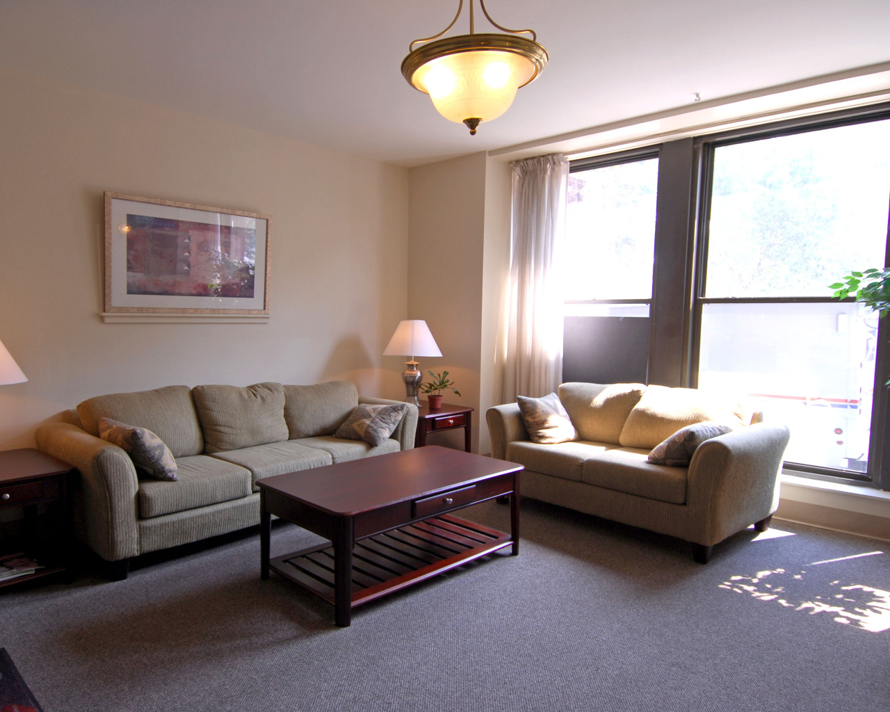 Солнце светит в окно гостиной