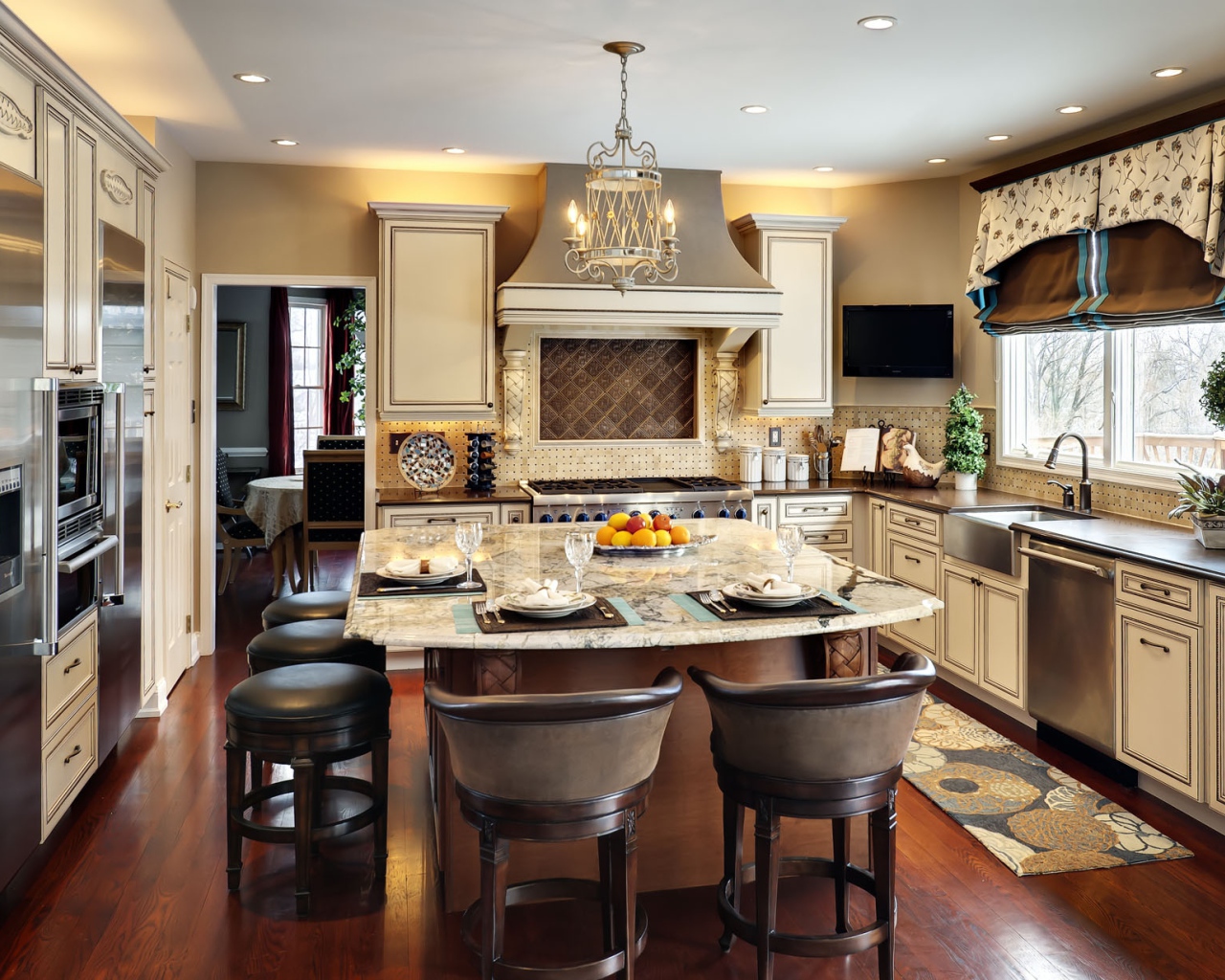 Стол накрыт в кухне