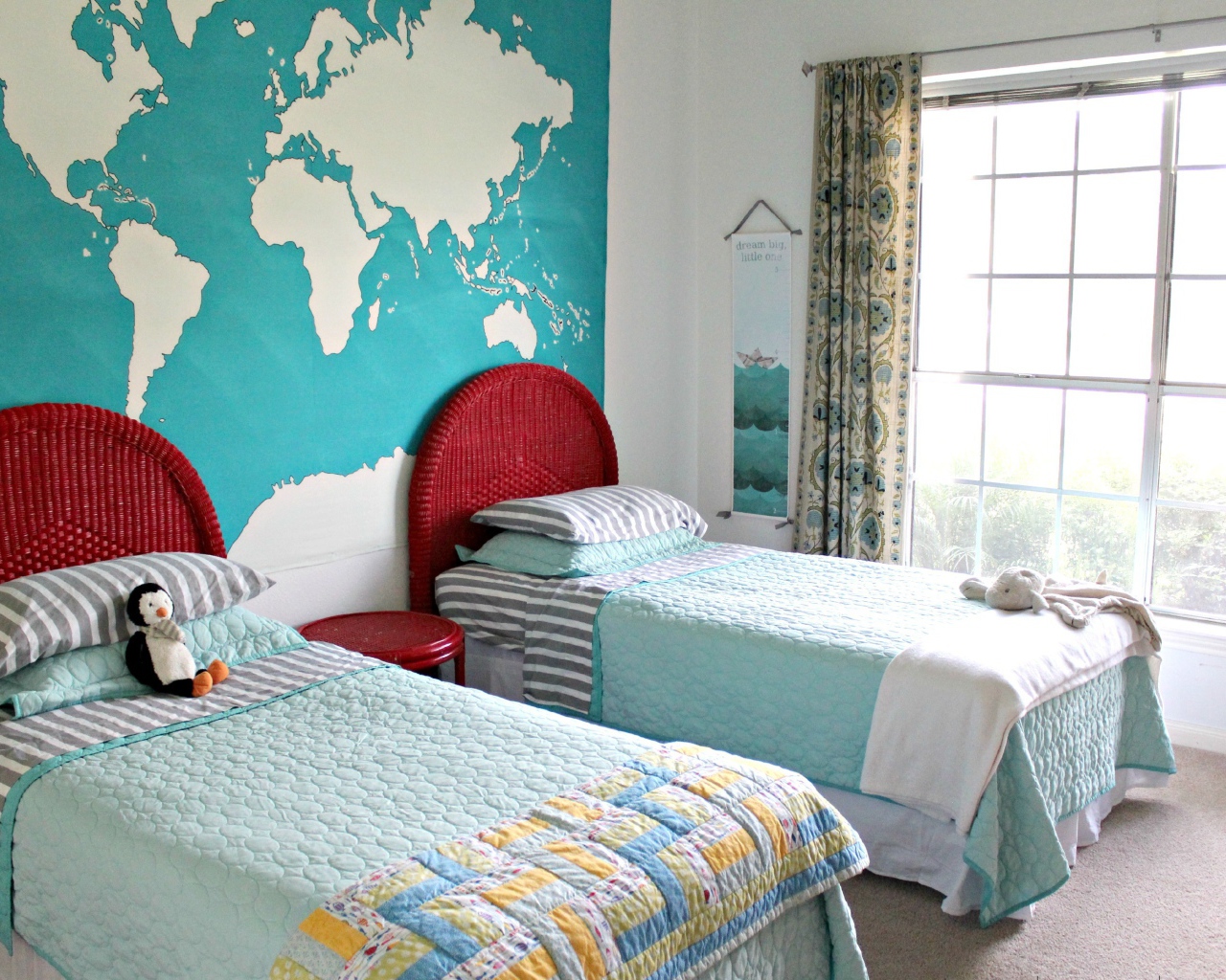 Карта мира на стене в детской