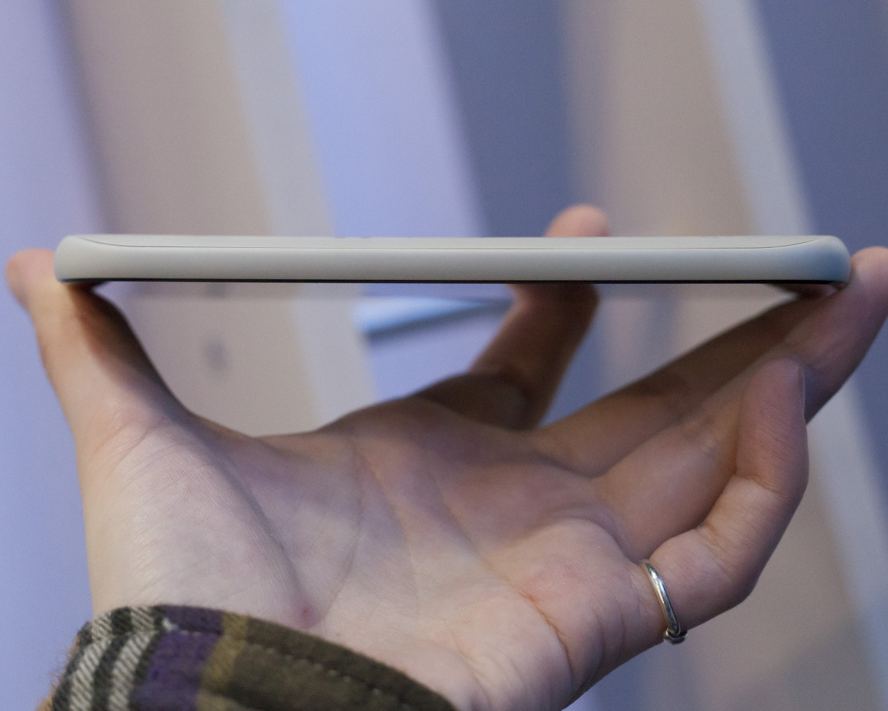 Тонкий YotaPhone 2 в руках