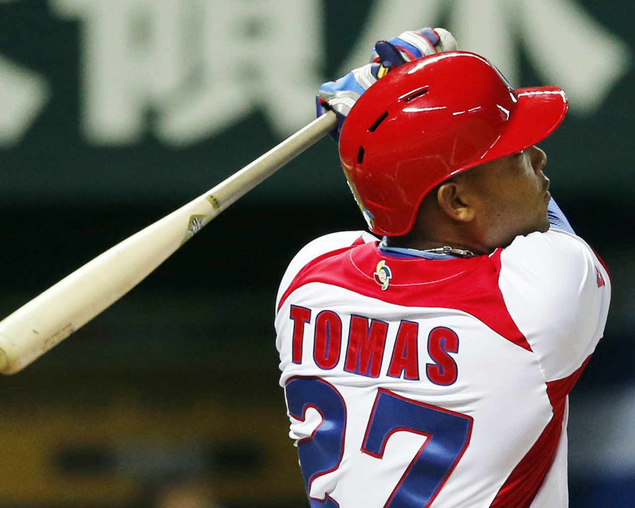 Томас Ясмани играет в бейсбол