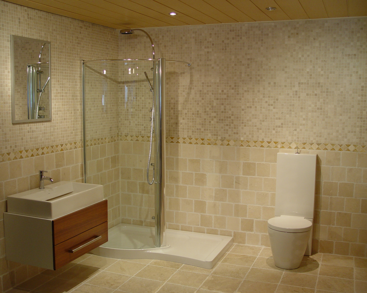 Прозрачная душевая кабина в ванной