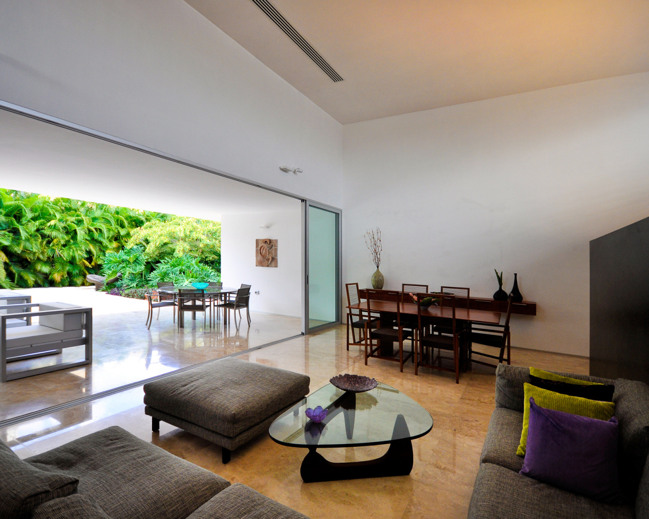 Прозрачная стена в столовой