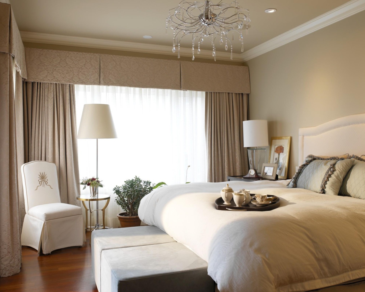 Поднос с кофе на кровати