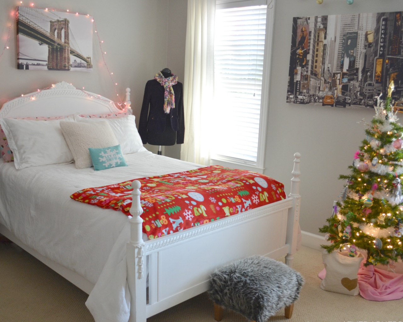 Елка в детской комнате