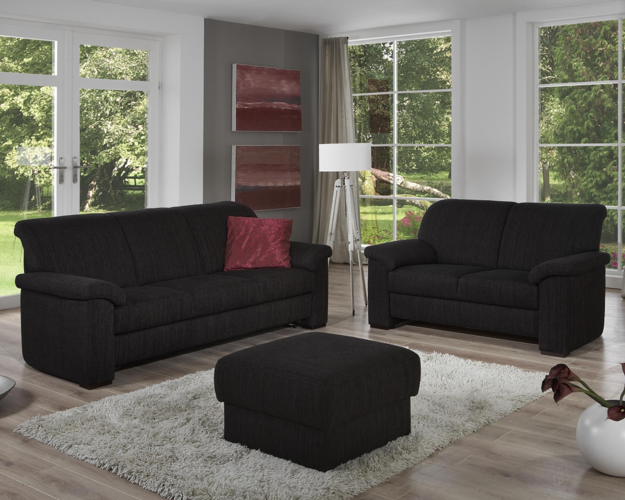 Два черных дивана в гостиной