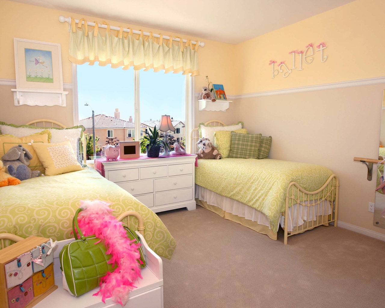 Две кровати для близняшек