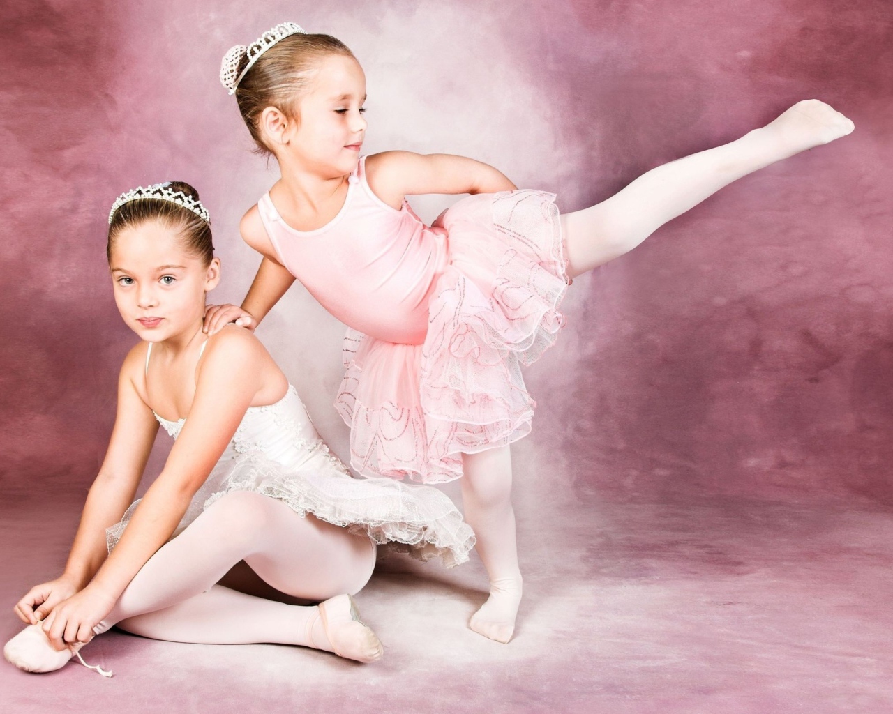 Две юных балерины