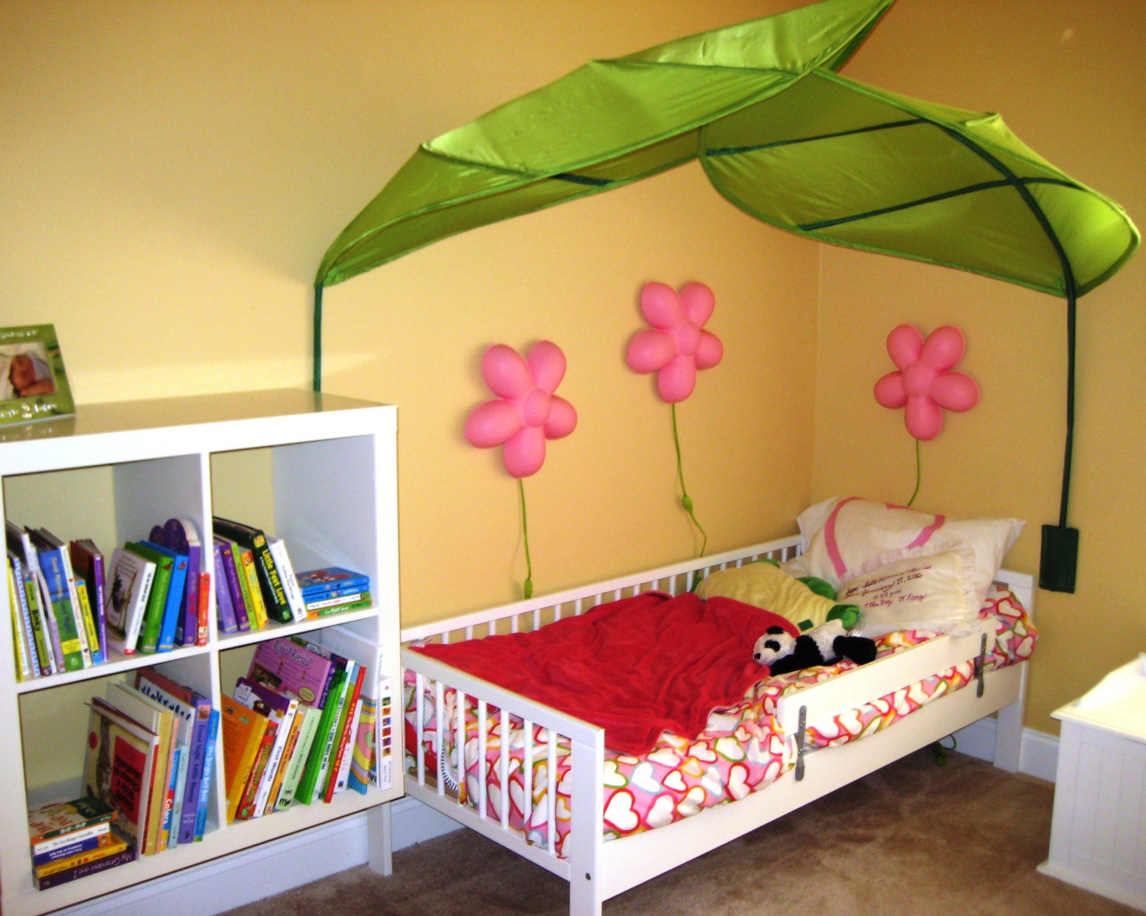 Зонтик над кроватью в детской