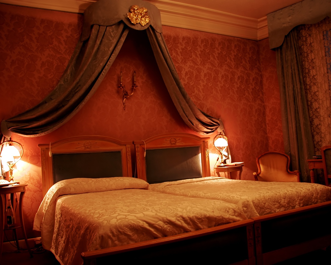 Кровать под вензелем в спальне