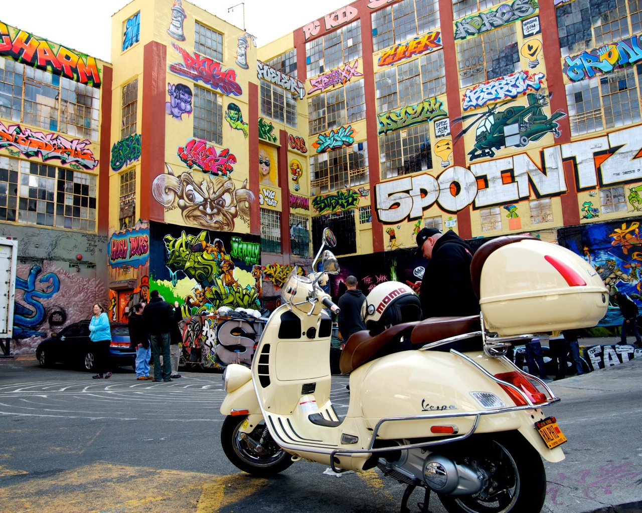 Разные граффити на домах