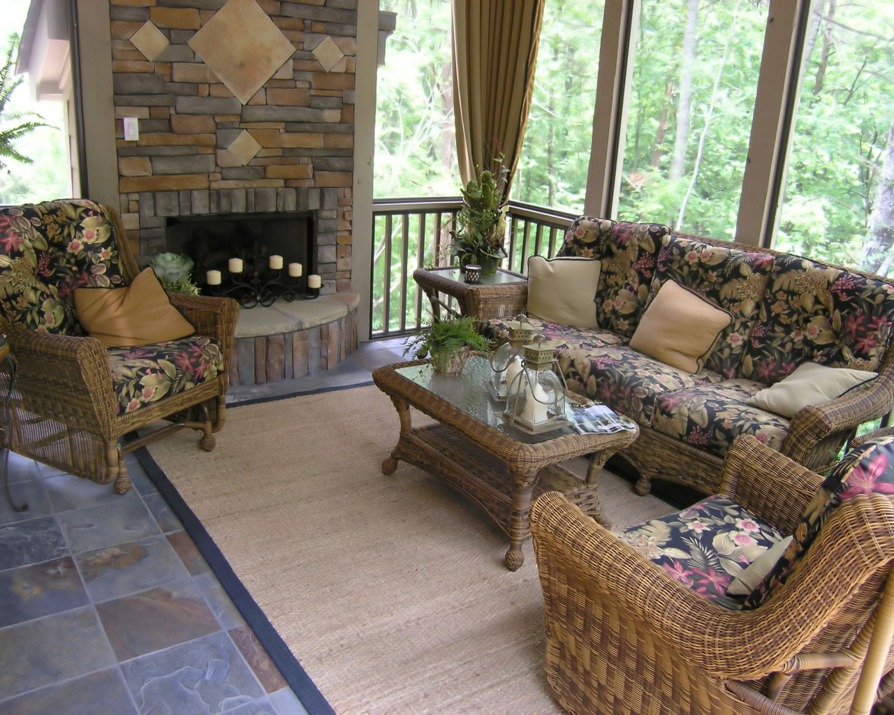 Веранда с плетеной мебелью