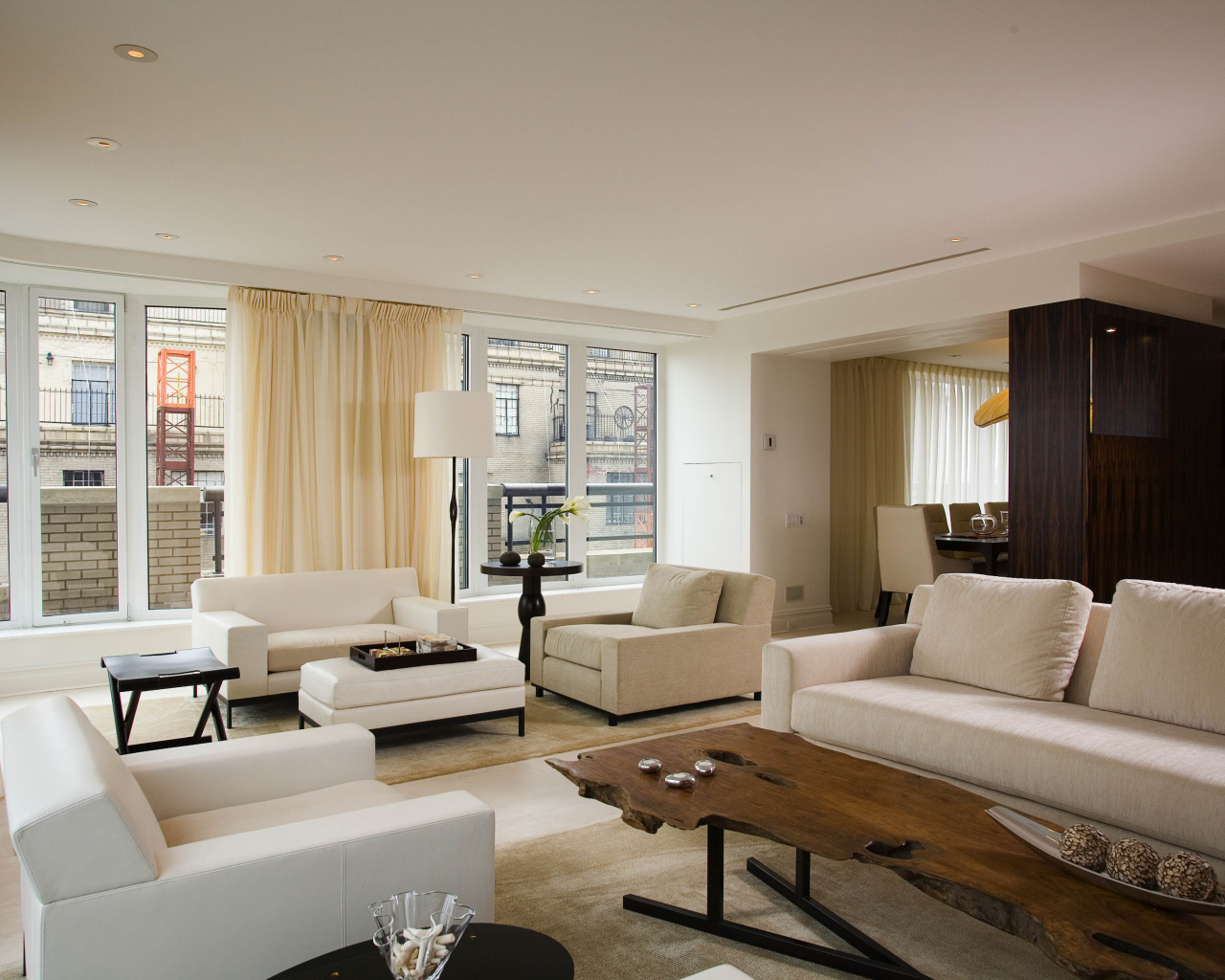 Вид просторной гостиной