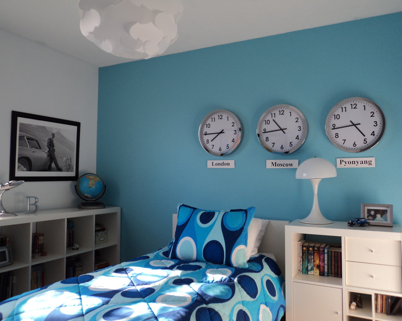 Часы над кроватью в детской