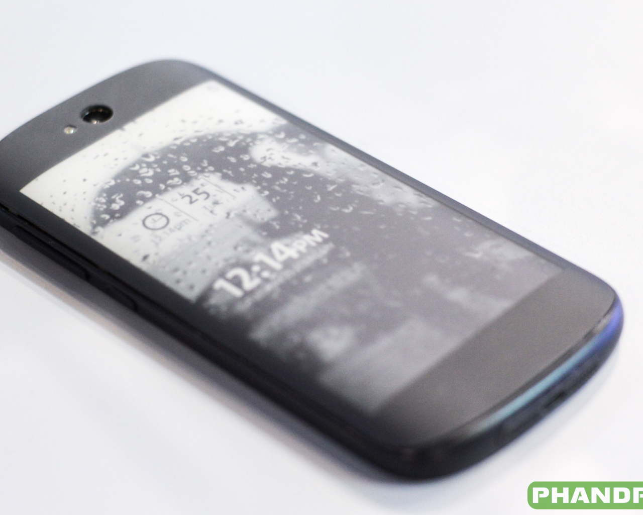 Водостойкий смартфон YotaPhone 2