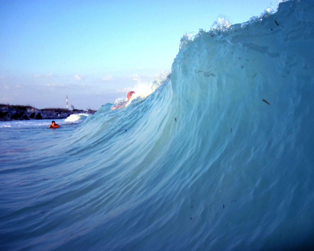 Волны у побережья на курорте Кайо Ларго, Куба