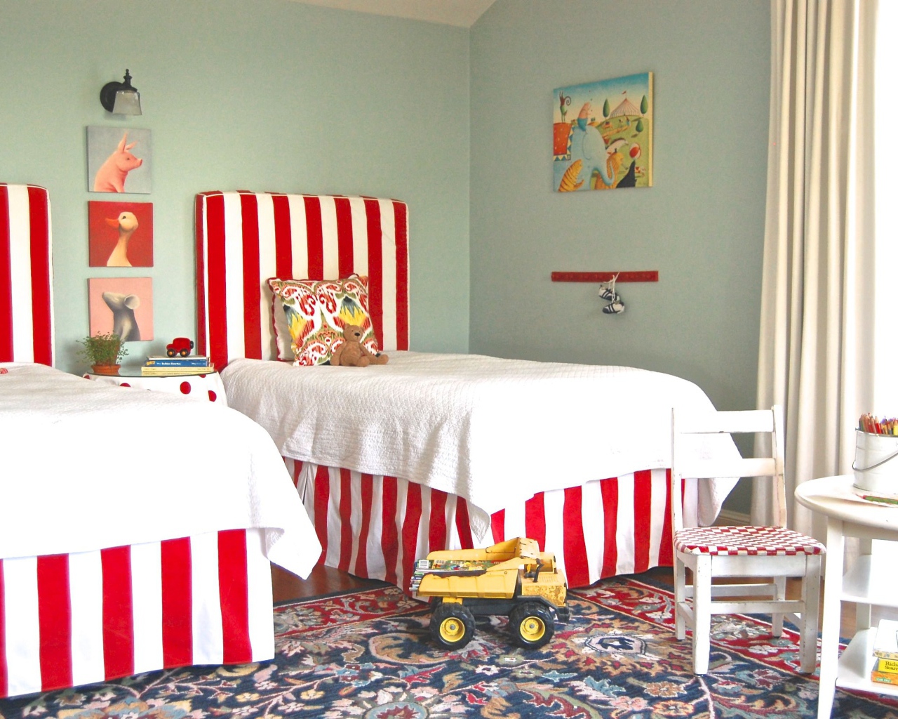 Белые покрывала на кроватях в детской