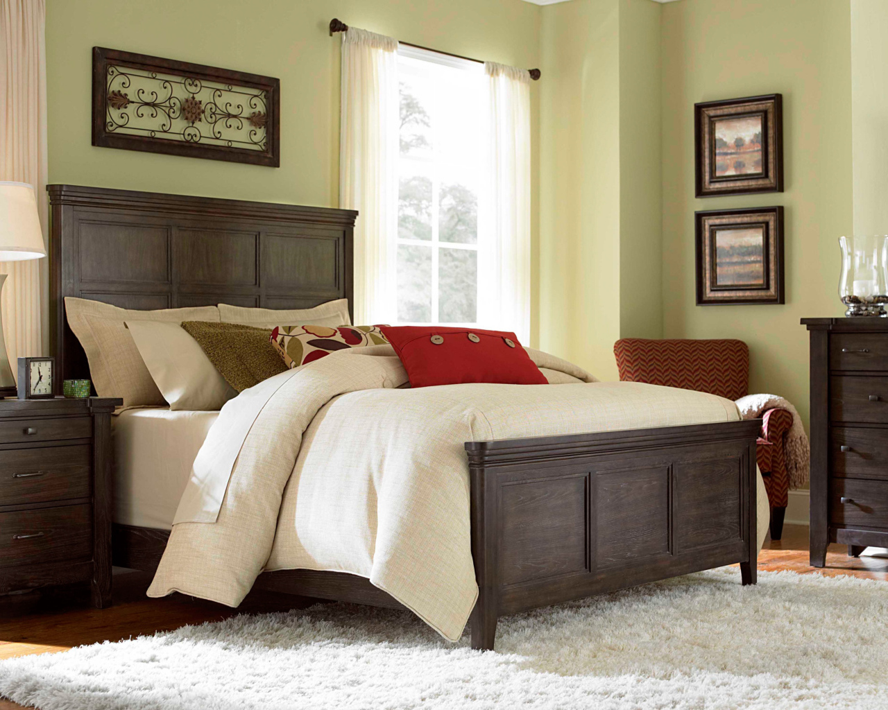 Белый ковер в спальне