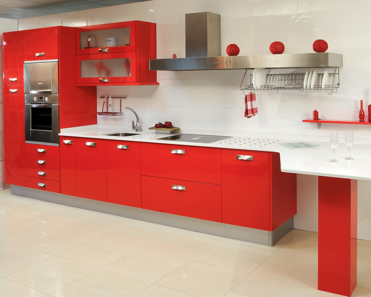Белая столешница в красной кухне