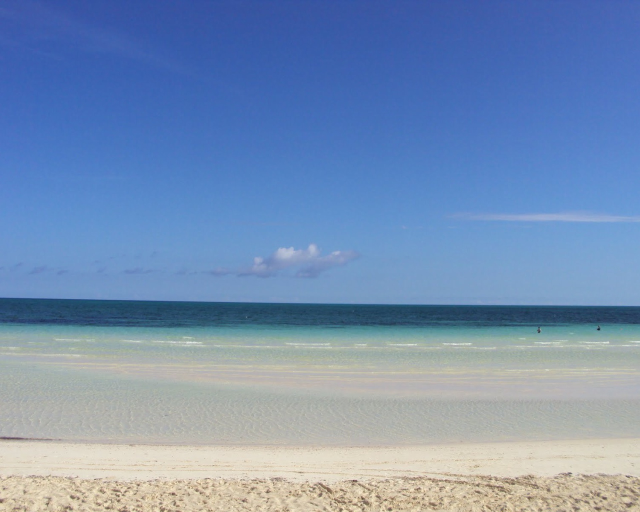 Белый песок на пляже на курорте Кайо Коко, Куба