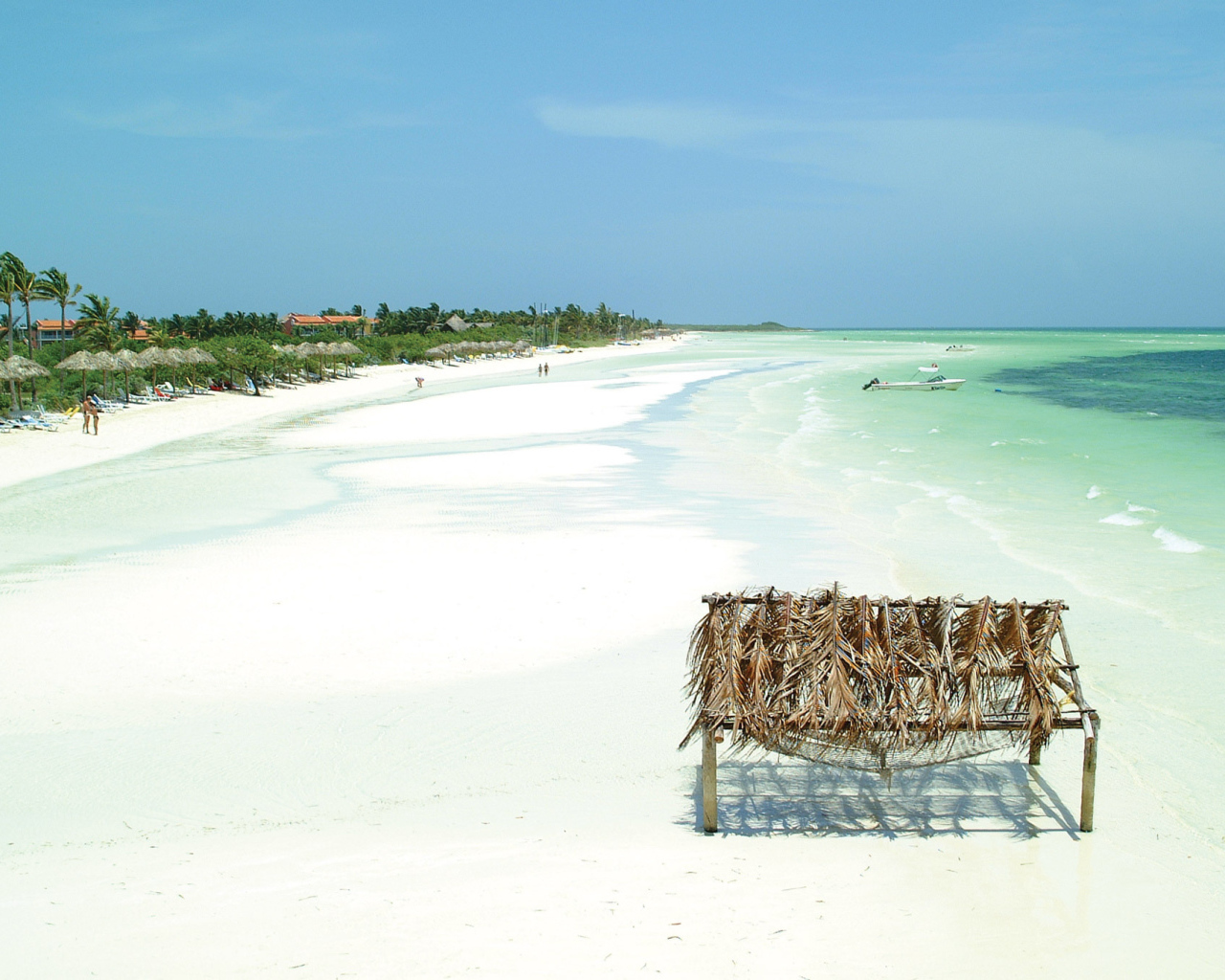 Белый песок на пляже на курорте Кайо Гильермо, Куба