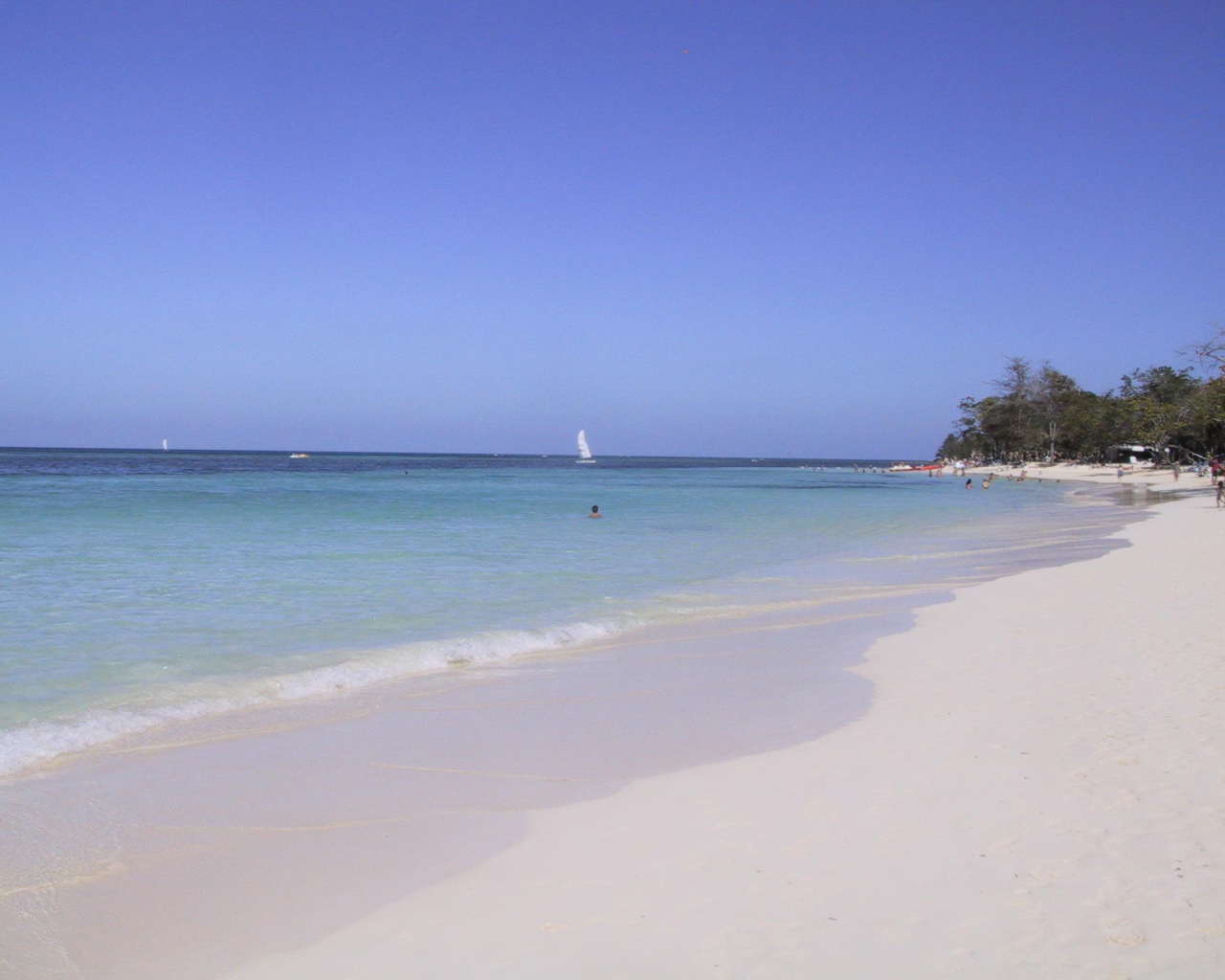 Белый песок на пляже на курорте Гуардалавака, Куба