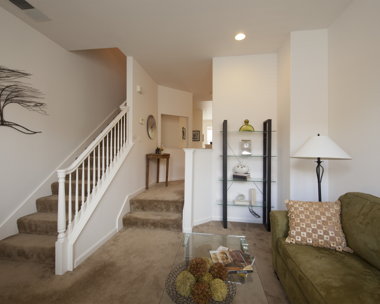 Белый тон гостиной