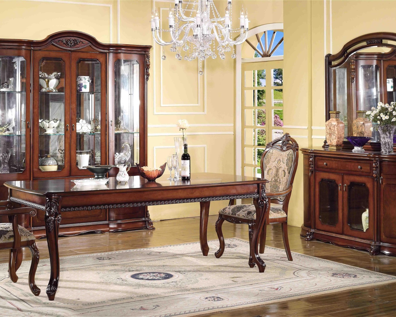 Вино на столе в гостиной