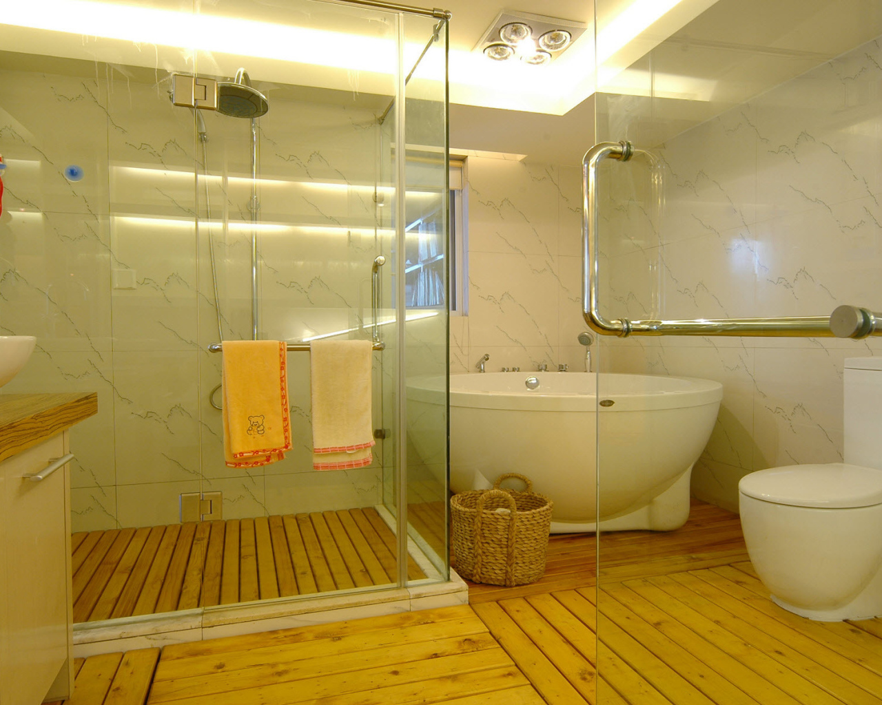 Деревянный пол в ванной