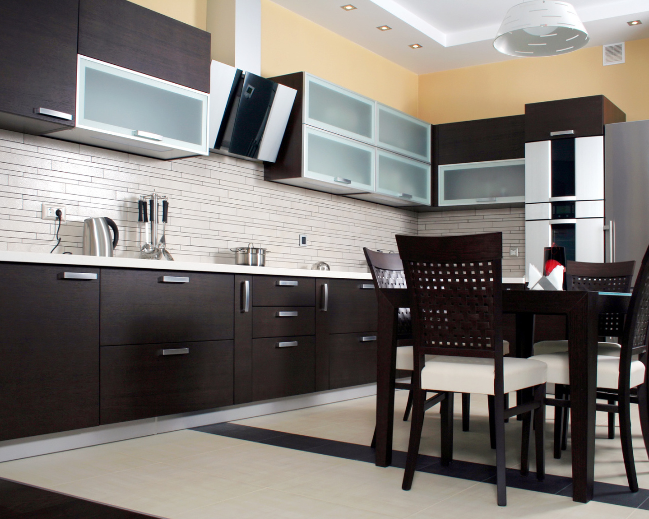 Деревянная коричневая мебель в кухне