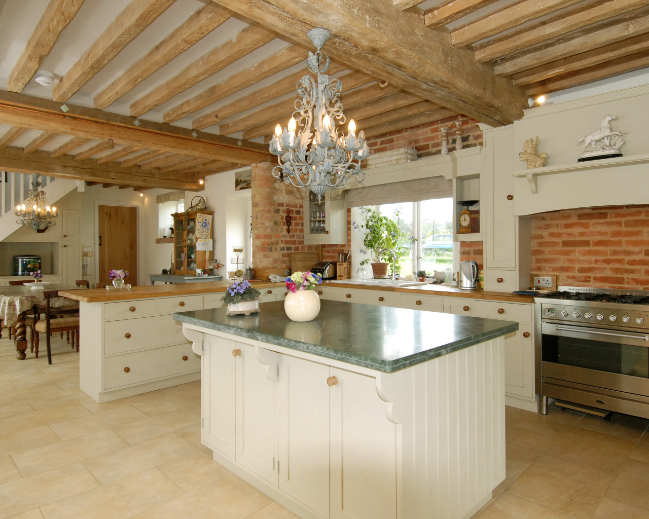 Деревянный потолок в кухне