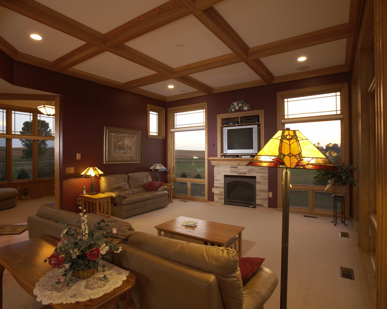 Деревянный потолок в гостиной