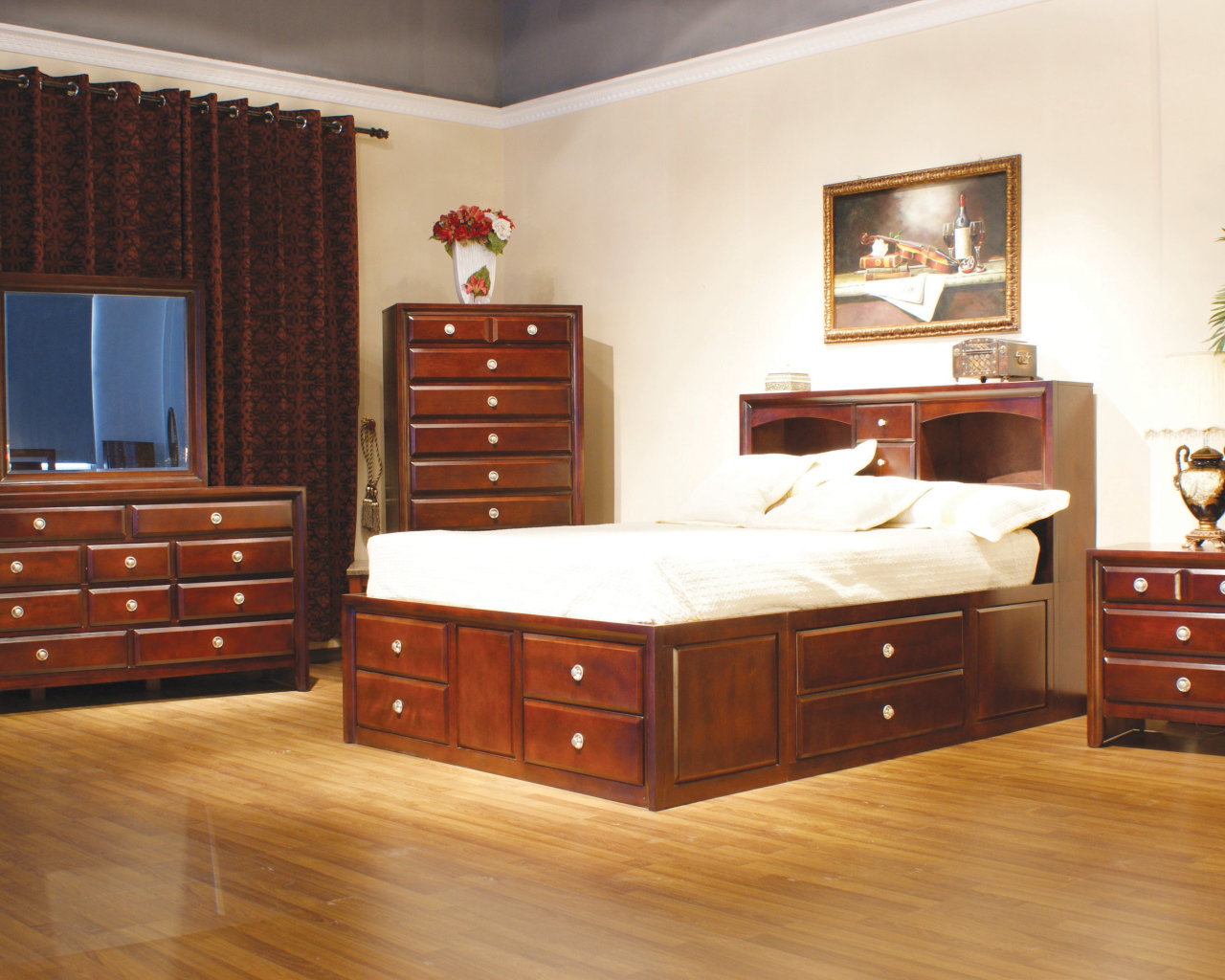Деревянная мебель в спальне