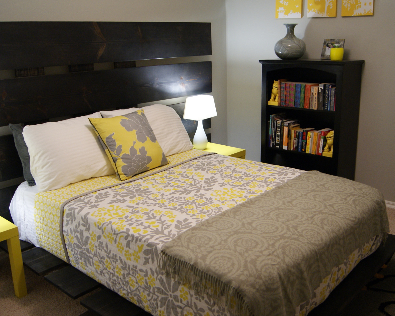 Деревянная спинка кровати в спальне