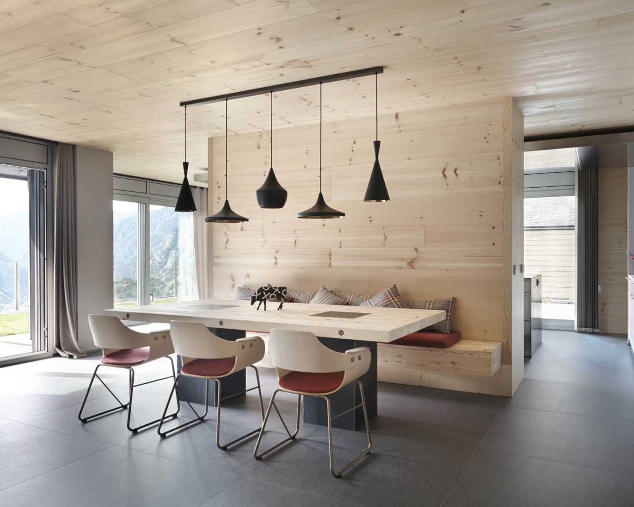 Деревянные стены и потолок в столовой