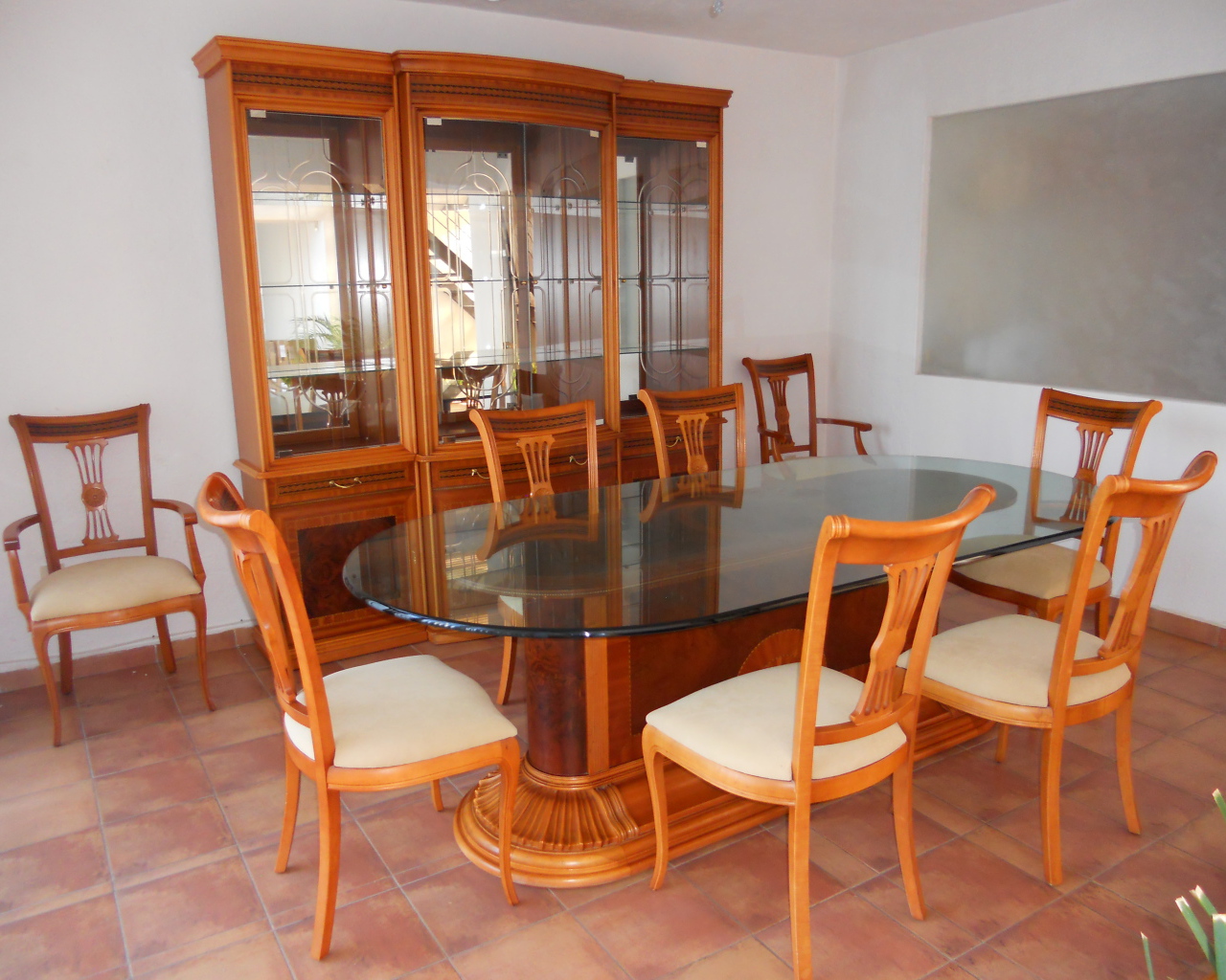 Столешница в столовой из стекла