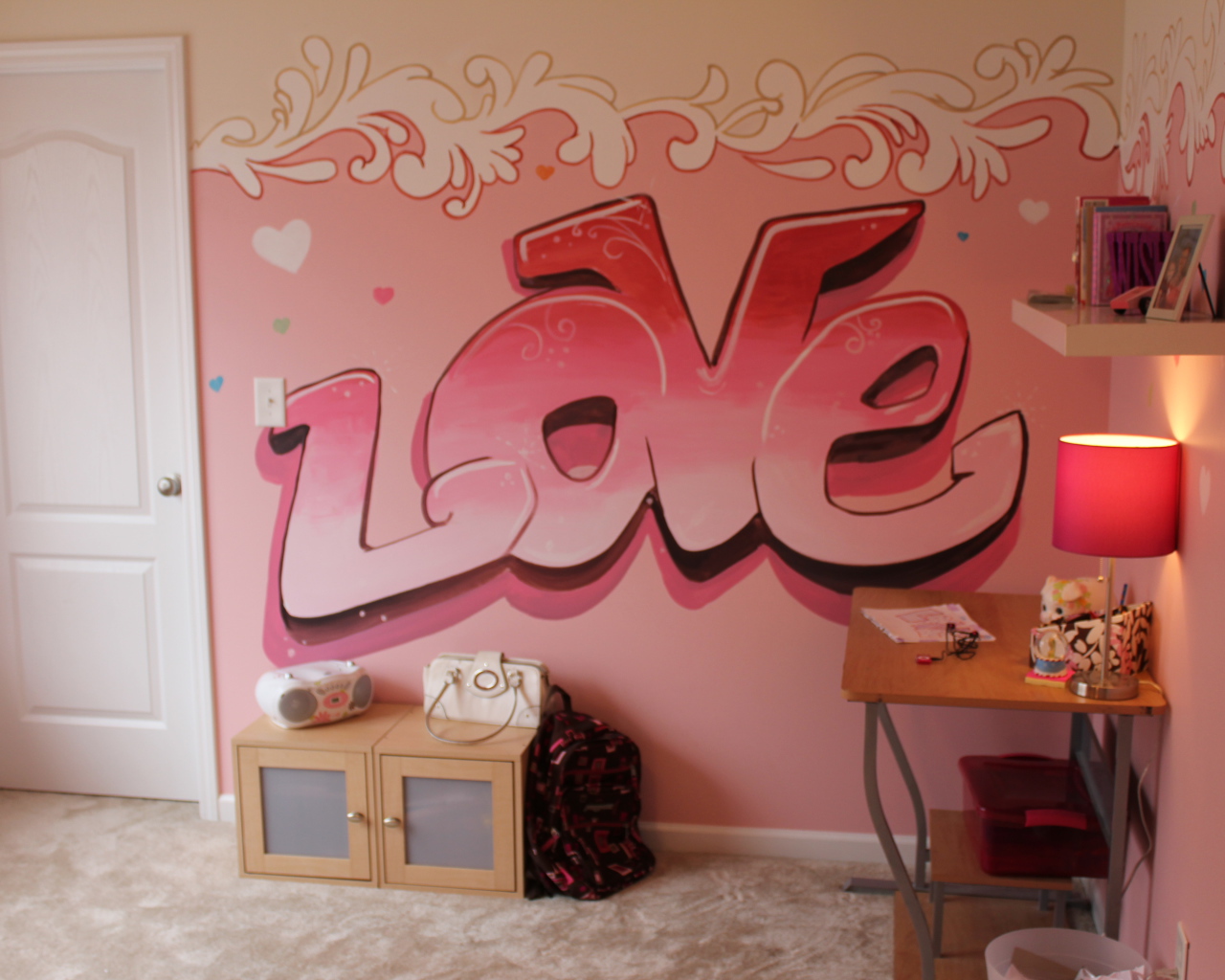 Надпись на стене в детской комнате