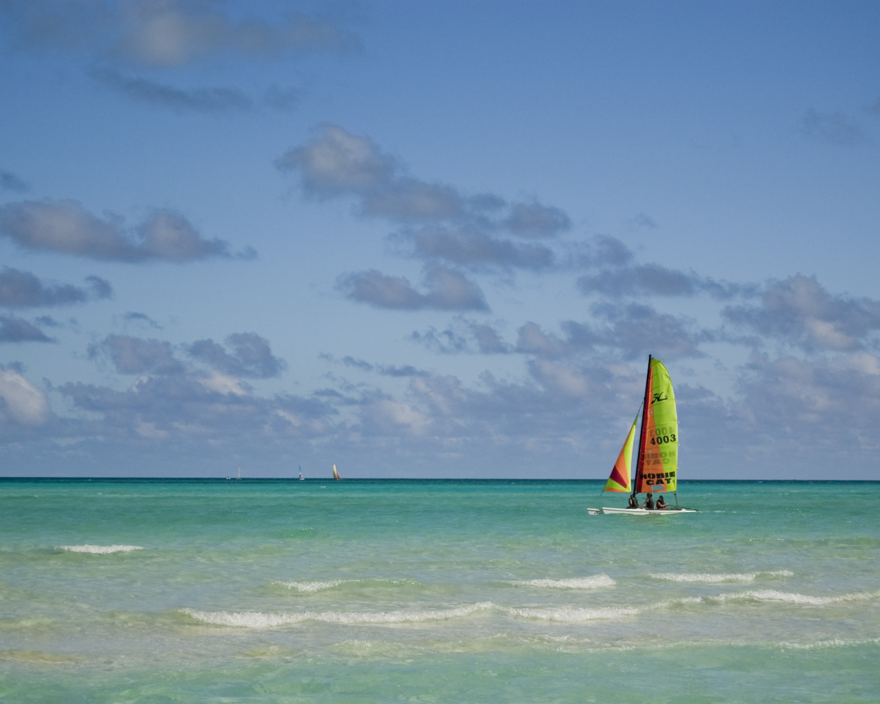 Яхта в море на курорте Кайо Гильермо, Куба