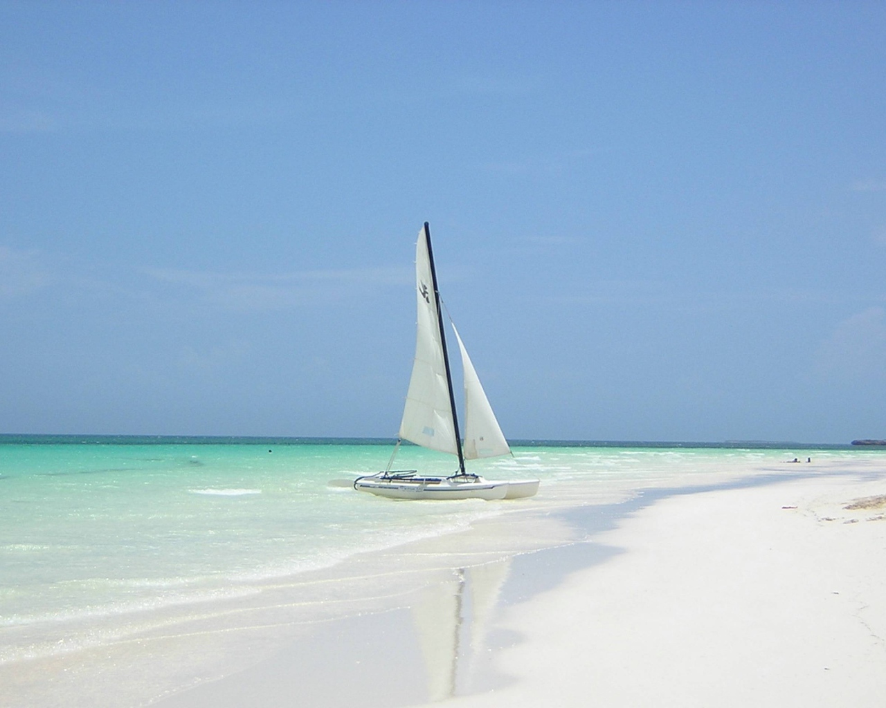 Яхта у берега на курорте Кайо Коко, Куба