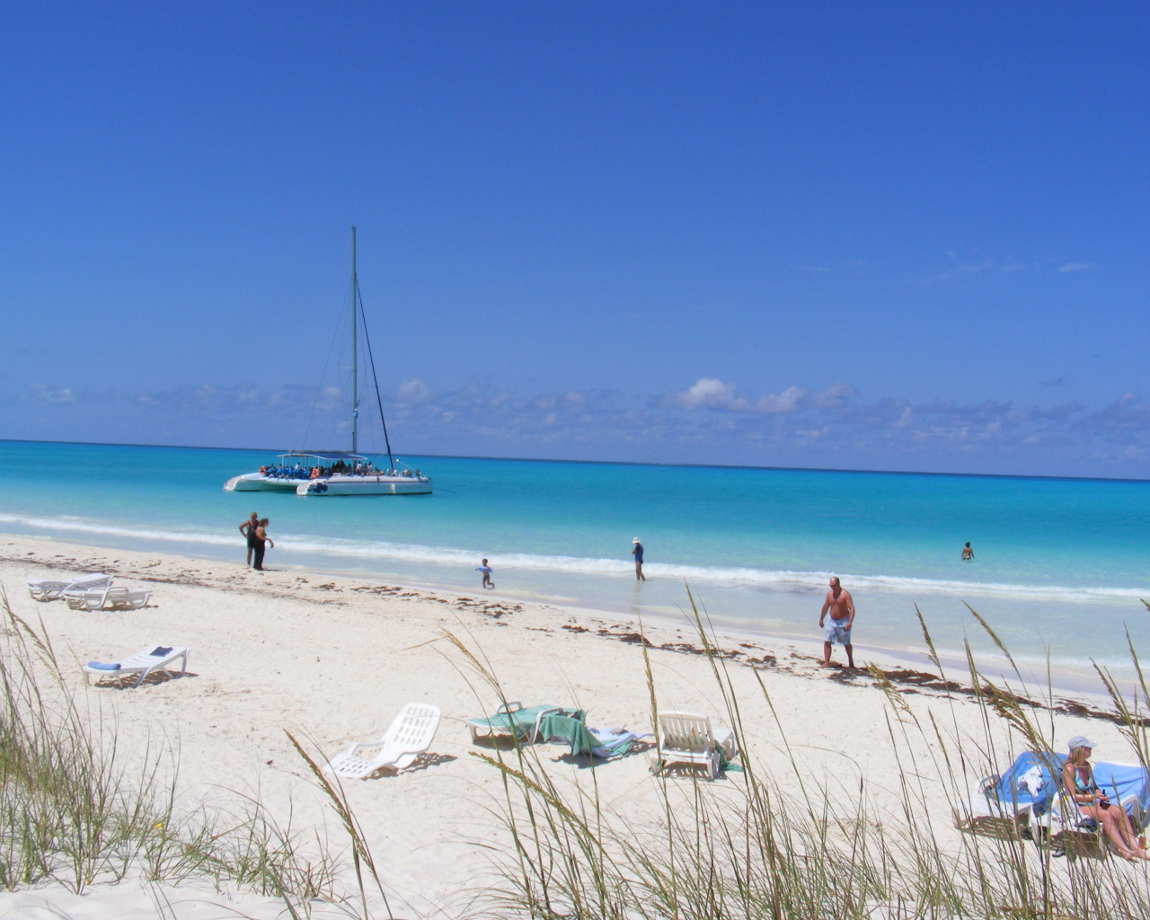 Яхта у берега на курорте Кайо Гильермо, Куба