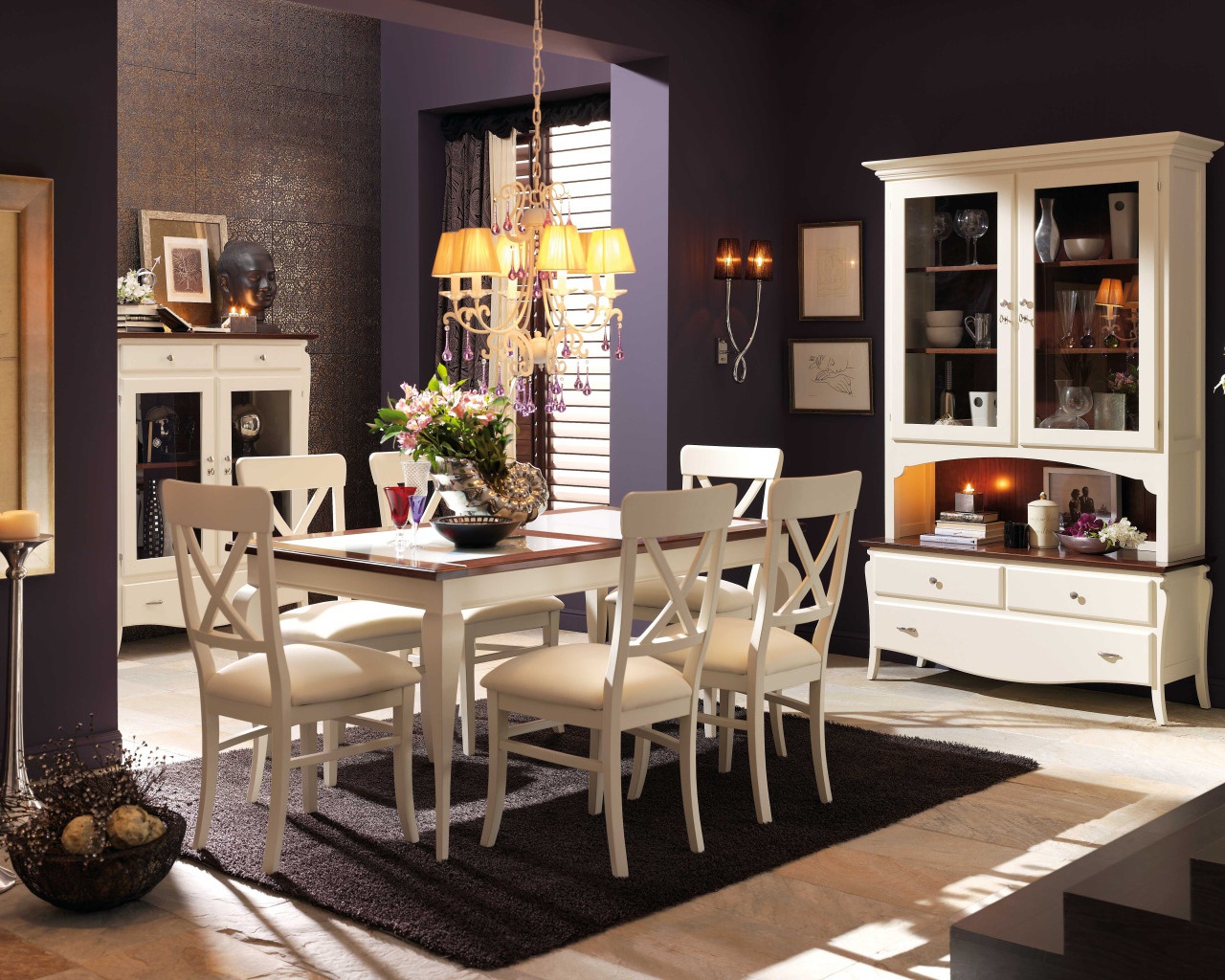 Желтая люстра в столовой