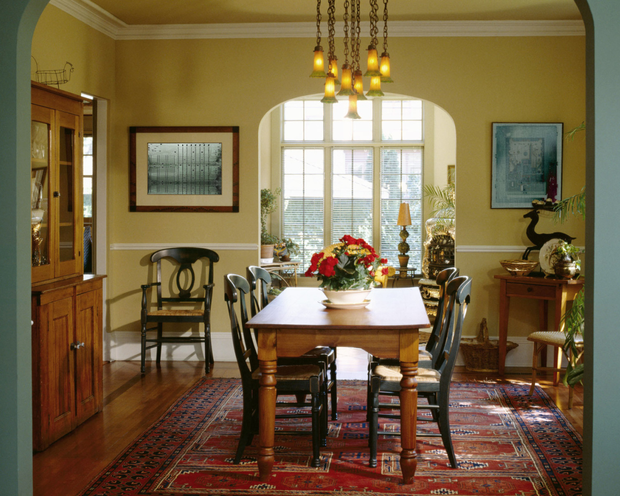 Желтые стены в столовой