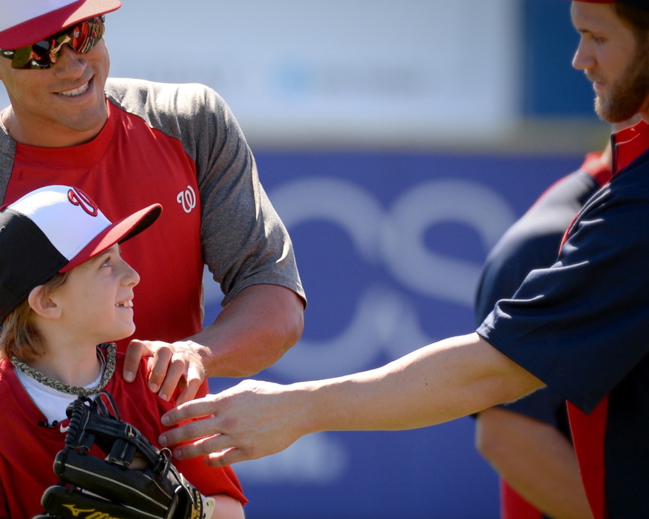 Юный поклонник бейсболиста Адама Ляруш