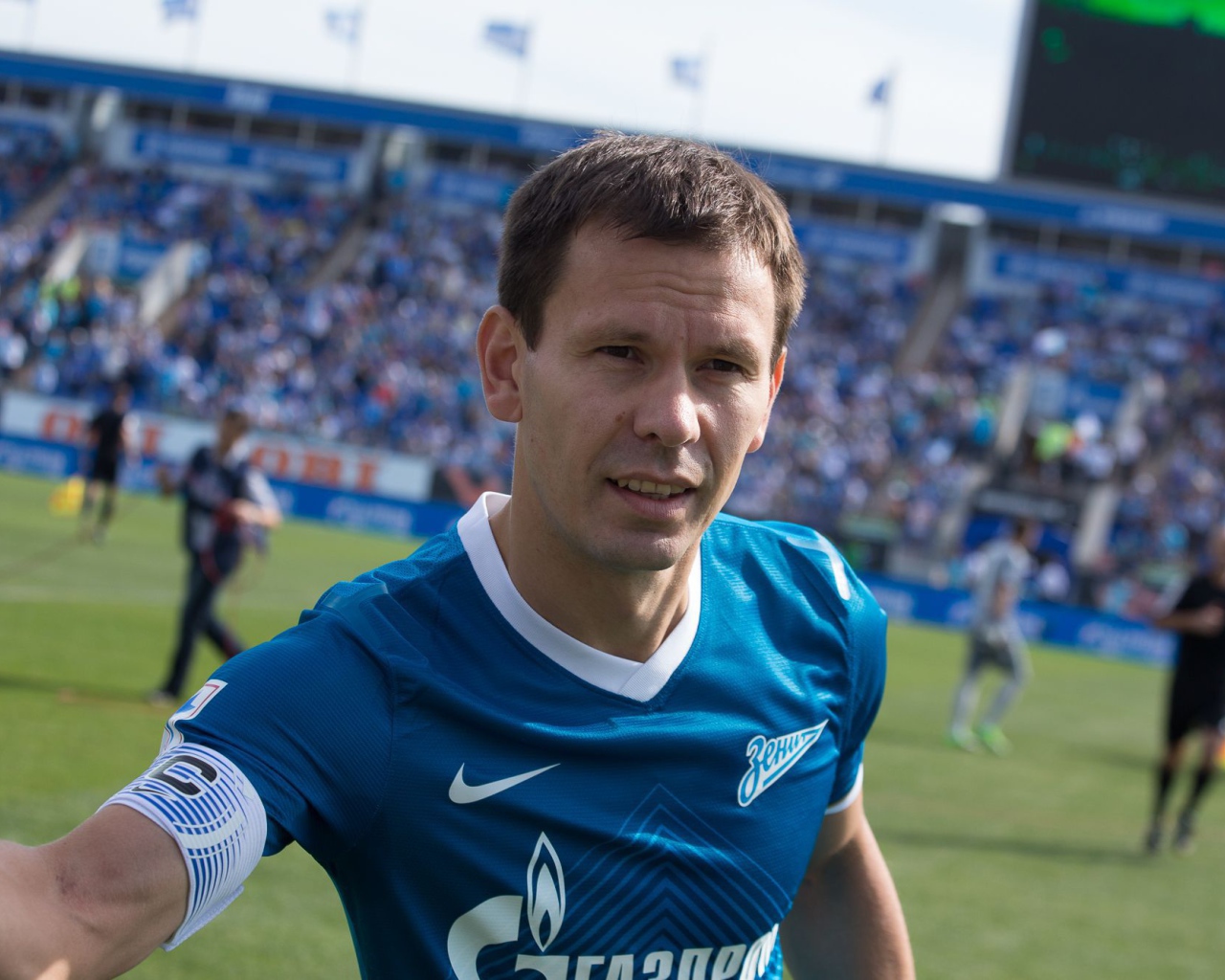 Константин Зырянов полузащитник Зенита на поле