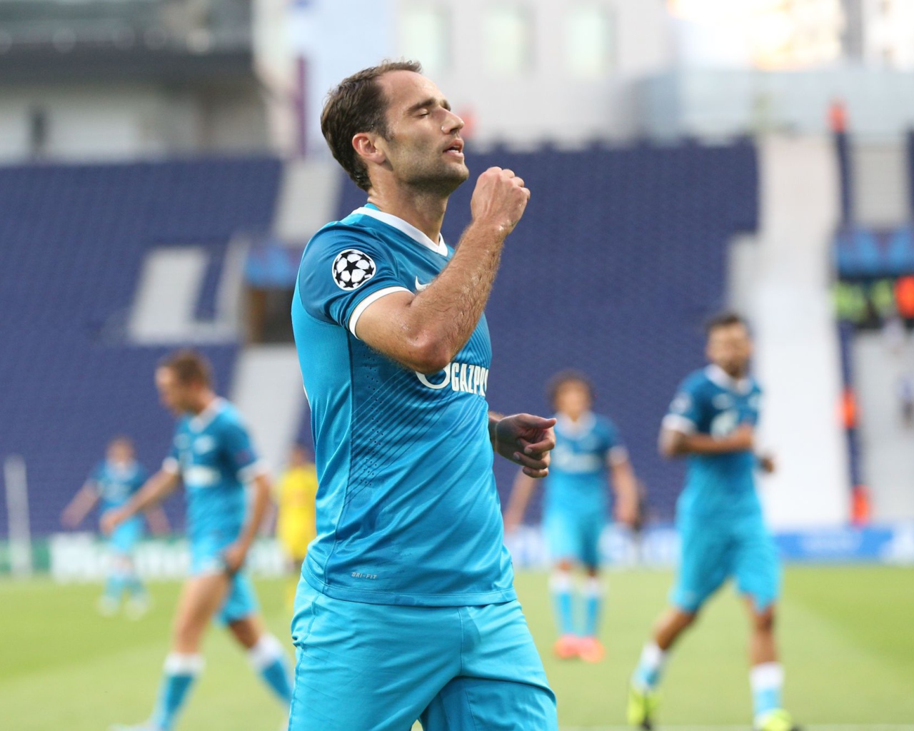 Роман Широков полузащитник Зенита бежит по полю