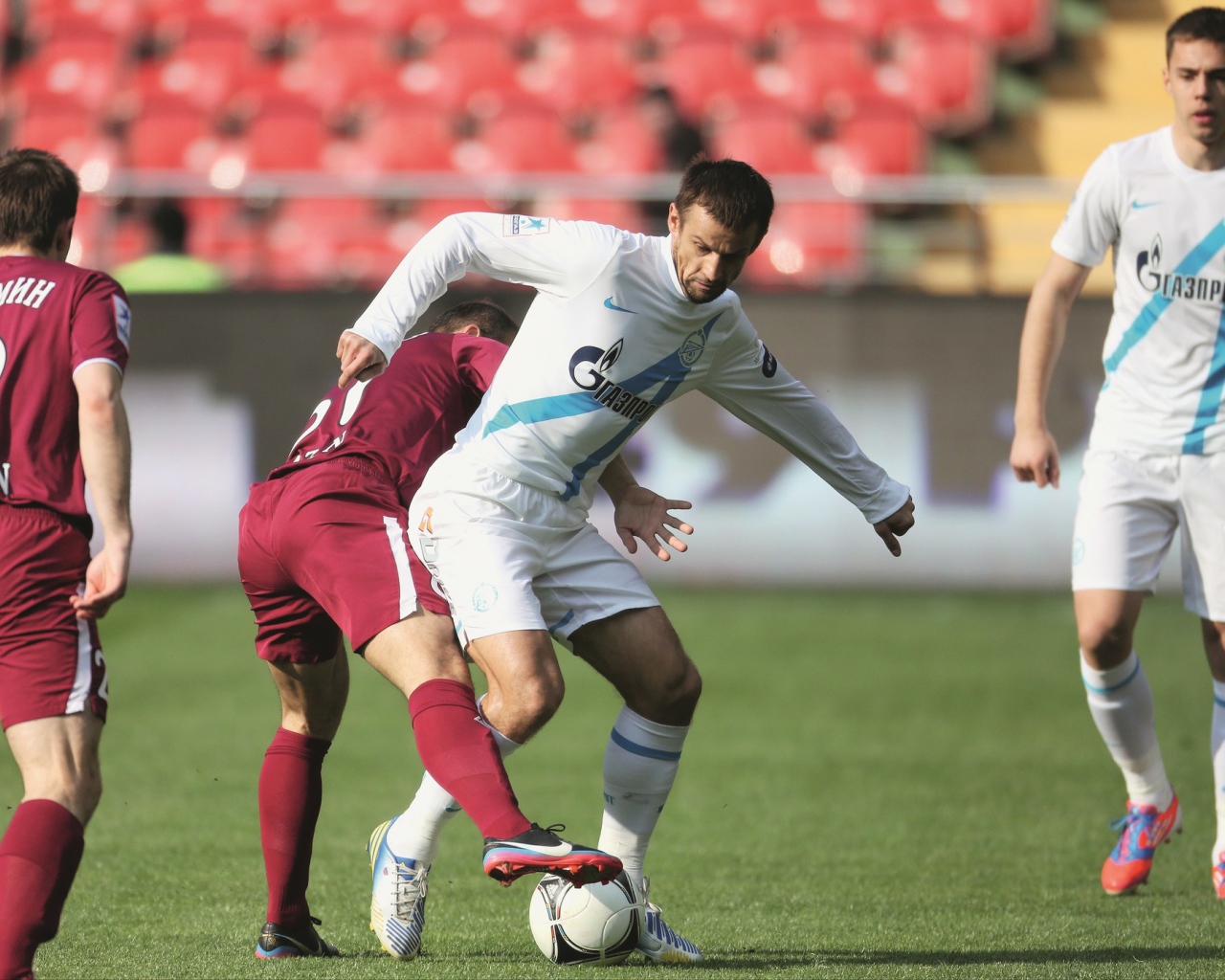 Сергей Семак полузащитник Зенита на поле