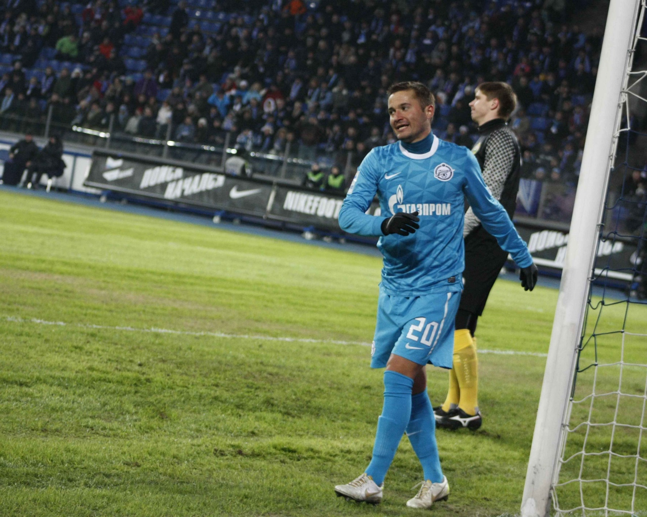 Полузащитник Зенита Виктор Файзулин у ворот